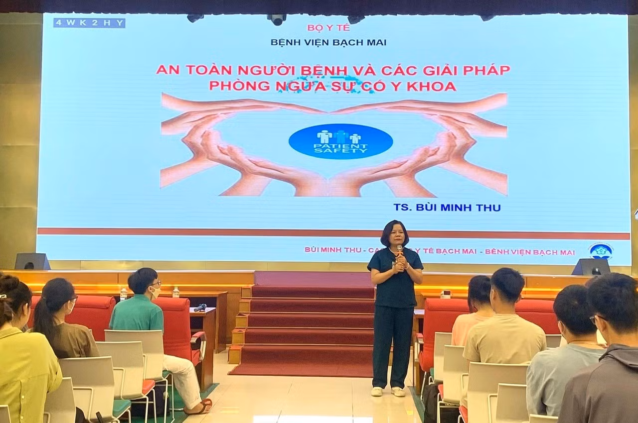 Tiến sĩ Bùi Minh Thu tham gia tập huấn cho sinh viên. (Ảnh: NVCC)