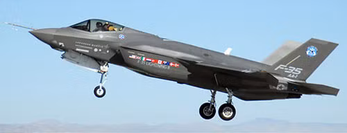 Máy bay chiến đấu F-35 Lightning: Là một sản phẩm khác của tập đoàn Lockheed Martin, F-35 là loại máy bay chiến đấu siêu thanh tàng hình dự kiến sẽ thay thế phần lớn đội bay đã có phần lạc hậu của quân đội Mỹ. Với giá thành 122 triệu USD, F-35 Lightning sẽ mang lại nhiều sức mạnh tác chiến mới cho quân đội Hoa Kỳ. Hệ thống giá treo bên dưới các cánh cho phép F-35 Lightning mang theo nhiều loại vũ khí mà chủ yếu là tên lửa không đối đất, không đối không, bom và các thùng nhiêu liệu phụ nếu cần thiết. Nó còn được trang bị một hệ thống pháo với cỡ nòng 25mm gắn bên trong thân hoặc hai bên cánh tùy theo từng phiên bản. Máy bay chiến đấu F-35 Lightning: Là một sản phẩm khác của tập đoàn Lockheed Martin, F-35 là loại máy bay chiến đấu siêu thanh tàng hình dự kiến sẽ thay thế phần lớn đội bay đã có phần lạc hậu của quân đội Mỹ. Với giá thành 122 triệu USD, F-35 Lightning sẽ mang lại nhiều sức mạnh tác chiến mới cho quân đội Hoa Kỳ. Hệ thống giá treo bên dưới các cánh cho phép F-35 Lightning mang theo nhiều loại vũ khí mà chủ yếu là tên lửa không đối đất, không đối không, bom và các thùng nhiêu liệu phụ nếu cần thiết. Nó còn được trang bị một hệ thống pháo với cỡ nòng 25mm gắn bên trong thân hoặc hai bên cánh tùy theo từng phiên bản.