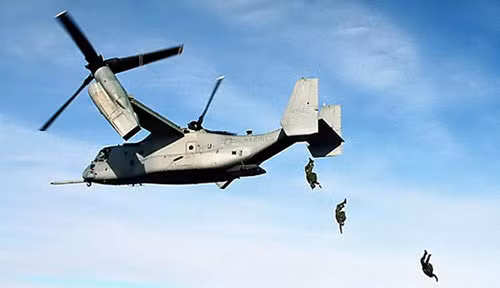 Máy bay V-22 Osprey: Có kiểu dáng và cách cất cánh giống với trực thăng nhưng cách bay và tầm hoạt động lại giống với máy bay cánh quạt, V-22 Osprey đã tạo ra nhiều bất ngờ khi nó xuất hiện lần đầu trong cuộc chiến Iraq năm 2007. Nó có khả năng cơ động trong việc cất và hạ cánh cũng như triển khai quân nên thường được sử dụng trong các nhiệm vụ yêu cầu tính cơ động cao. Trong quá trình phát triển, V-22 Osprey đã cướp đi mạng sống của ít nhất 30 thủy quân lục chiến và thường dân bởi những sự cố trong quá trình thử nghiệm. Khi được đưa vào biên chế, mỗi chiếc V-22 Osprey có giá thành 118 triệu USD. Máy bay V-22 Osprey: Có kiểu dáng và cách cất cánh giống với trực thăng nhưng cách bay và tầm hoạt động lại giống với máy bay cánh quạt, V-22 Osprey đã tạo ra nhiều bất ngờ khi nó xuất hiện lần đầu trong cuộc chiến Iraq năm 2007. Nó có khả năng cơ động trong việc cất và hạ cánh cũng như triển khai quân nên thường được sử dụng trong các nhiệm vụ yêu cầu tính cơ động cao. Trong quá trình phát triển, V-22 Osprey đã cướp đi mạng sống của ít nhất 30 thủy quân lục chiến và thường dân bởi những sự cố trong quá trình thử nghiệm. Khi được đưa vào biên chế, mỗi chiếc V-22 Osprey có giá thành 118 triệu USD.