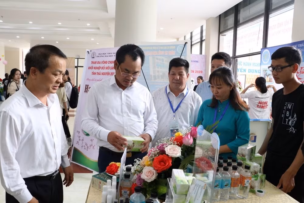 Lãnh đạo tỉnh Thái Nguyên và Đại học Thái Nguyên tham quan gian trưng bày các ý tưởng/dự án tại chương trình.