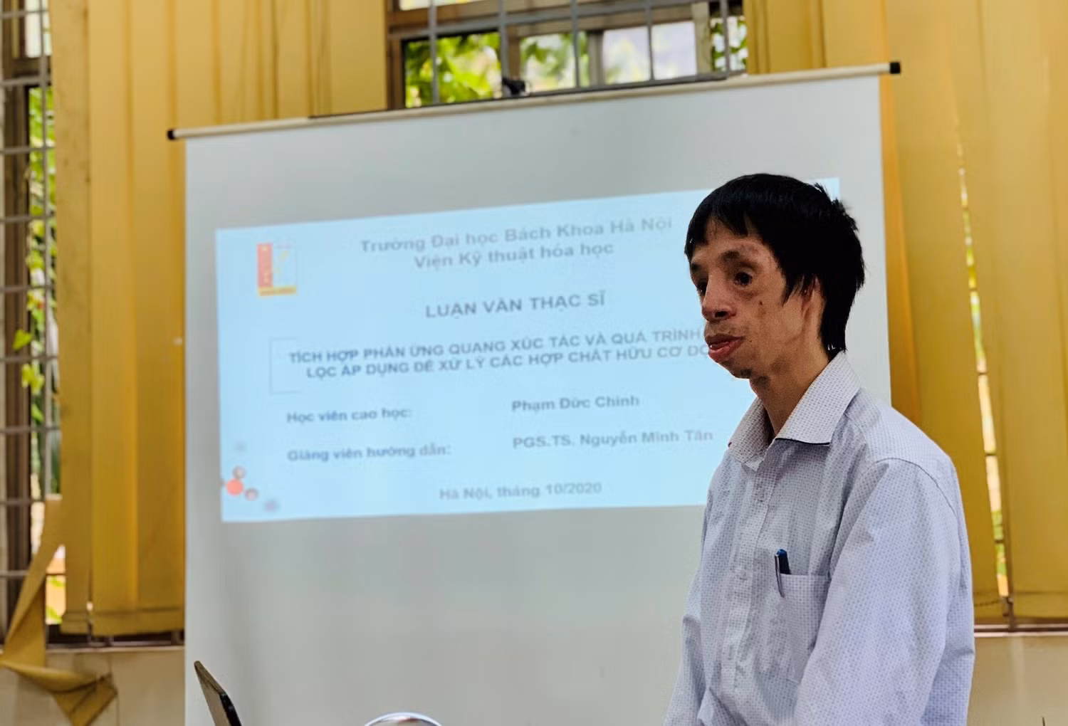 Phạm Đức Chinh trong buổi bảo vệ luận văn Thạc sĩ tại Trường Đại học Bách Khoa Hà Nội – Viện Kỹ thuật Hóa học. Phạm Đức Chinh trong buổi bảo vệ luận văn Thạc sĩ tại Trường Đại học Bách Khoa Hà Nội – Viện Kỹ thuật Hóa học.