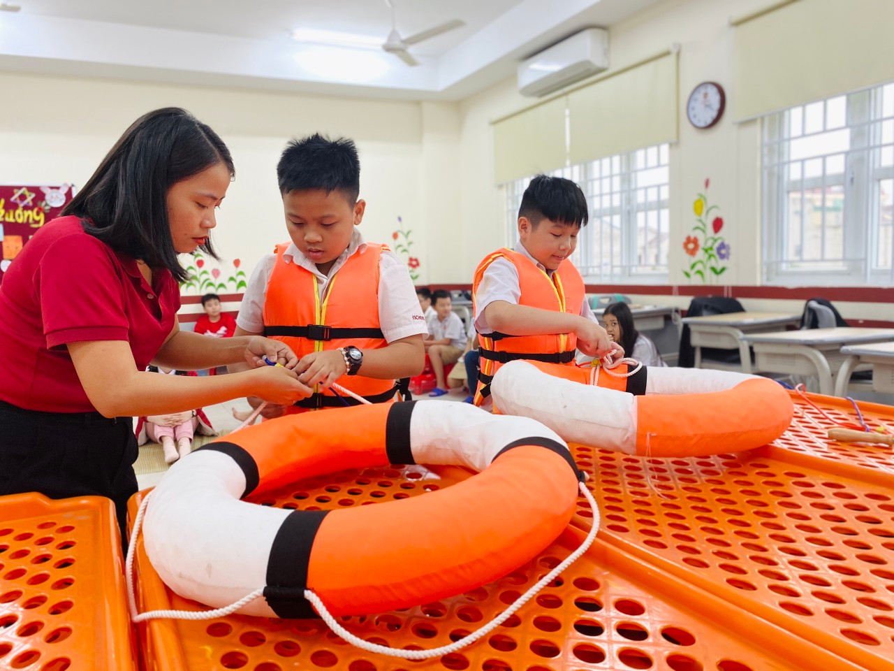 Giáo viên là người đồng hành, truyền đạt kiến thức cũng như hỗ trợ học sinh thực hành diễn tập hoạt động ứng phó với thảm họa, thiên tai. Ảnh: Giáo viên cung cấp.