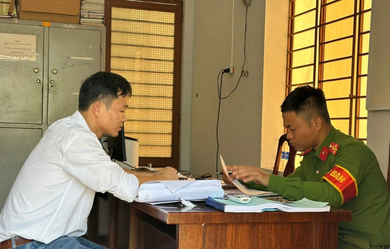 Phóng viên Hoàng Quân trình bày sự việc tại cơ quan công an. Ảnh: QH