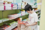 TPHCM: Nhân viên nhà sách hướng dẫn 4 cách để phụ huynh, học sinh nhận biết SGK giả
