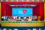 Đại diện các đơn vị ứng tuyển, giảng viên và sinh viên HIU chụp hình lưu niệm tại Ngày hội việc làm Ảnh: HIU.
