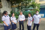 Ông Nguyễn Văn Hiếu động viên thí sinh trước giờ thi môn Ngữ văn (ảnh: V.D)