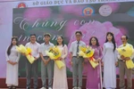 Đại diện học sinh lớp 12 của trường tặng hoa cảm ơn các thành viên trong ban giám hiệu nhà trường (ảnh: V.D)
