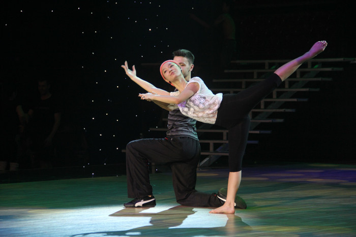 Riêng Trà My và Ali sẽ gửi đến khán giả bài nhảy dân gian trên nền một ca khúc nhẹ nhàng, sâu lắng, xuất xứ từ dân ca quan họ Bắc Ninh. Trước đó, Trà My có tâm sự rằmg: “Trong phần biểu diễn tại liveshow 1 Bước nhảy hoàn vũ, My muốn làm một điều gì đó khác biệt hơn so với các anh chị khác, nếu mọi người thử sức với Dancesport thì My sẽ pha một chút nhảy vào tiết mục của mình. T uần này, My và Ali sẽ biểu diễn một thể loại không phải sở trường của Ali nên bạn ấy cũng đã gặp không ít trở ngại, tuy nhiên, cả hai đều đã cố gắng hỗ trợ nhau chuẩn bị thật tốt cho bài thi sắp tới.”