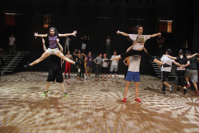 Trong đêm thi đầu tiên này, các cặp đôi sẽ thể hiện nhiều điệu nhảy khác nhau, mỗi điệu nhảy mang một phong cách, một cá tính riêng. Họ sẽ dành tặng khán giả những tiết mục được chăm chút từ nội dung, ý tưởng đến bố cục, âm thanh, ánh sáng,…