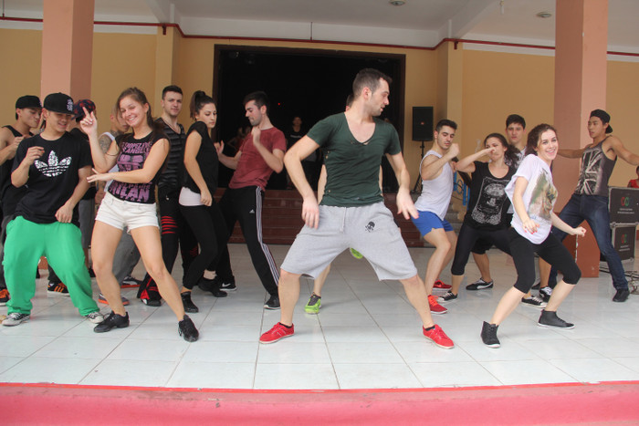 Các cặp thí sinh sẽ bước xuống đêm thi trên một trong những chiếc xe sang trọng bậc nhất thế giới – xe Limousine và sẽ nhảy trên thảm đỏ được trải dài từ vị trí của xe đến tận sân khấu của chương trình.