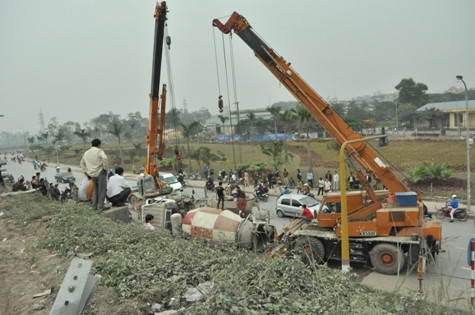 Chiếc xe trộn bê tông đã húc tung taluy rồi lăn xuống đường thấp hơn khoảng 4m Chiếc xe trộn bê tông đã húc tung taluy rồi lăn xuống đường thấp hơn khoảng 4m