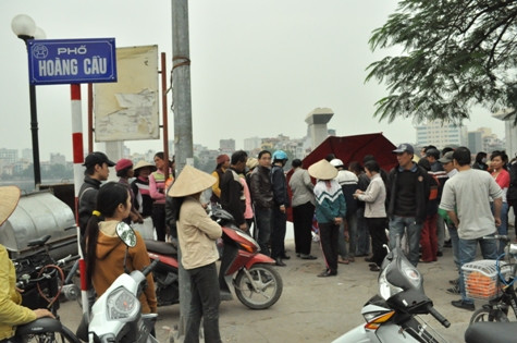 Nhiều người dân hiếu kỳ đã đứng lại xem và chia sẻ những đồng tiền lẻ cho cháu Nhiều người dân hiếu kỳ đã đứng lại xem và chia sẻ những đồng tiền lẻ cho cháu