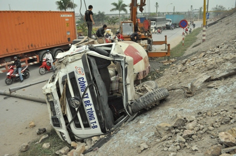 Toàn bộ phần bánh xe trước của chiếc xe này đã tung rời ra Toàn bộ phần bánh xe trước của chiếc xe này đã tung rời ra