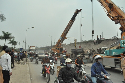 Hai chiếc xe cẩu đã được huy động đến để xử lý hiện trường Hai chiếc xe cẩu đã được huy động đến để xử lý hiện trường