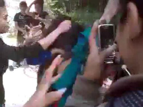 Cả học sinh quay video rồi tung lên mạng cũng sẽ bị xử lý (Ảnh cắt từ clip)