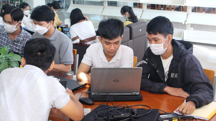 Sinh viên Trường Đại học An Giang học nhóm tại thư viện trường (Nguồn: Fanpage nhà trường). Sinh viên Trường Đại học An Giang học nhóm tại thư viện trường (Nguồn: Fanpage nhà trường).