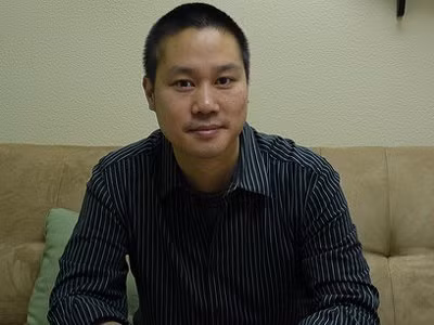 9. Tony Hsieh Công ty: Zappos Tuổi: 38 Ngoài nhiệm vụ là giám đốc điều hành cửa hàng giày trực tuyến và phụ kiện Zappos.com đặt trụ sở chính Lasvegas, anh còn chi 350 triệu USD tiền cá nhân cho Lasvegas để thành phố này có sức sống mới.
