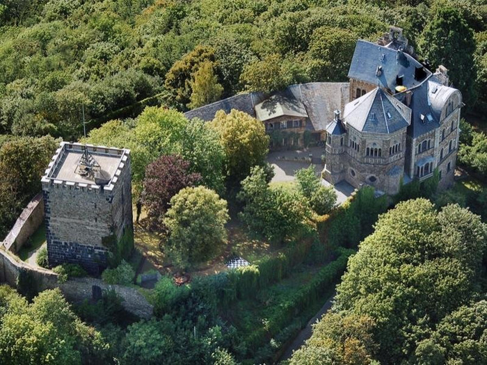 Lâu đài có 10 phòng ngủ, 9 phòng tắm, thư viện, bể bơi, hầm rượu, phòng chiếu phim...