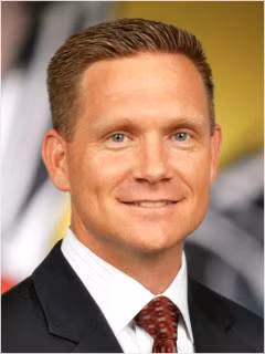 7. Brian T. Crutcher Tuổi: 39 Công ty: Texas Instruments Tổng tiền lương và thưởng năm 2011: 5.061.500 USD