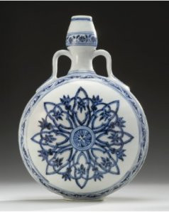 3. Chiếc bình có giá 1,3 triệu USD: Một chiếc bình có từ thời Nhà Minh cũng được bán đấu giá trong tháng 9 với mức hơn 1,3 triệu USD hồi tháng qua. Giá tiền ước tính ban đầu chỉ ở mức 900.000 USD. Chiếc bình dùng chất liệu đẹp, màu xanh coban trên nền sứ trắng.