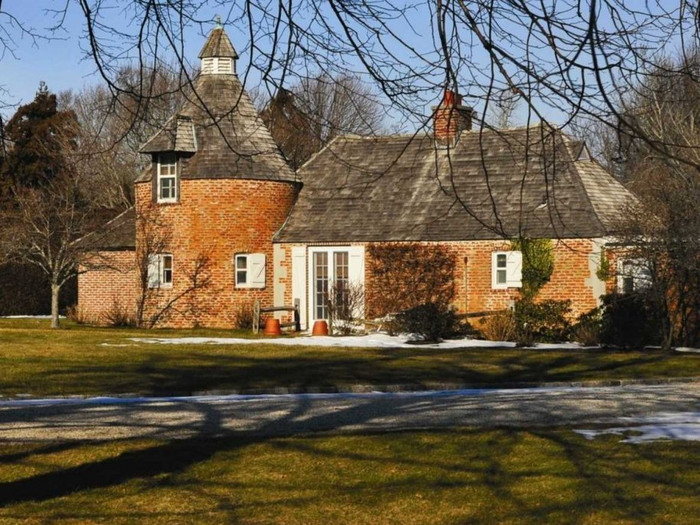 Lâu đài có 6 phòng ngủ, 7 phòng tắm và nằm trên khu đất rộng hơn 30.000 m2