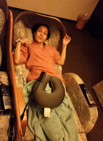 Hình ảnh danh hài Việt Hương phải ngủ trên ghế massage.