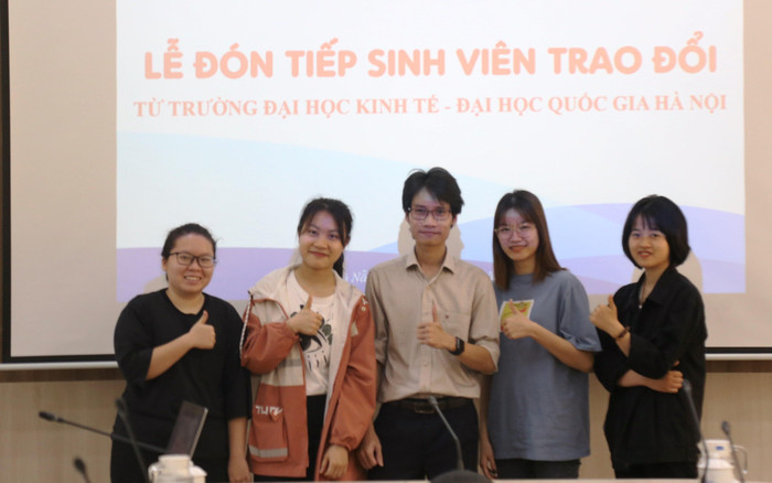 Tiến sĩ Lê Minh Hiếu (đứng giữa) trong một chương trình trao đổi sinh viên. Ảnh: TH Tiến sĩ Lê Minh Hiếu (đứng giữa) trong một chương trình trao đổi sinh viên. Ảnh: TH