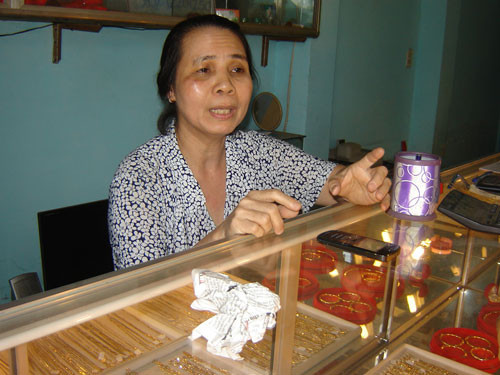 Theo bà Phùng Thị Cảnh - chủ tiệm vàng Anh Thế - vào thời điểm xảy ra vụ nổ, hai vợ chồng bà đang ngủ thì bỗng nghe một tiếng nổ rất lớn phát ra từ tầng 1. Ngay sau đó, khói đen và mùi thuốc súng nồng nặc bốc lên bao trùm căn nhà gây ngột ngạt. Hai vợ chồng bà đã thoát hiểm bằng lối cửa sau.(Ảnh: Thanhnien.com.vn)