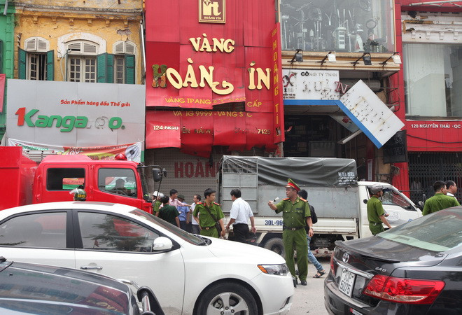 Sau vụ nổ, hiện trường đã được phong tỏa và cơ quan công an tích cực điều tra làm rõ vụ việc. Sau vụ nổ ít phút, đối tượng gây ra vụ nổ đã bị bắt giữ khi chạy đến phố Lý Văn Phức (cách hiện trường khoảng 500m). Đối tượng tên là Tạ Văn Thanh (SN 1987, ở Bắc Giang). (Ảnh: Thế Nam - Phong Nguyên)