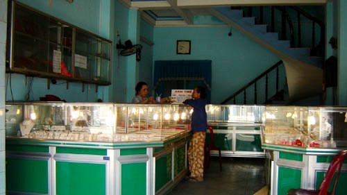 Vào khoảng 1h30' rạng sáng ngày 16/5/2012, một vụ nổ lớn đã xảy ra tại tiệm vàng Anh Thế ở Ngã Ba Cây Dừa (Cầu Dứa đường 23/10, xã Vĩnh Hiệp. TP. Nha Trang, tỉnh Khánh Hòa). Tuy nhiên, vụ nổ đã không gây ra thiệt hại về người và tài sản. (Ảnh: Trịnh Anh/Dantri)