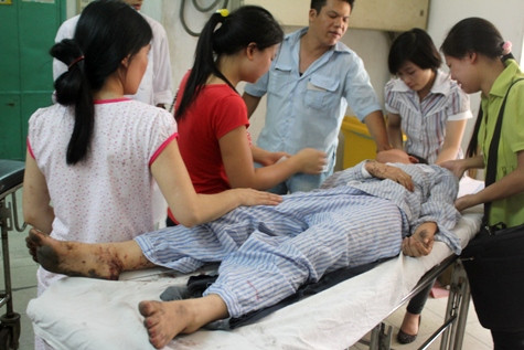 Chị Đỗ Thị L. nhập viện trong tình trạng mê man (Ảnh: Việt Dũng) Chị Đỗ Thị L. nhập viện trong tình trạng mê man (Ảnh: Việt Dũng)