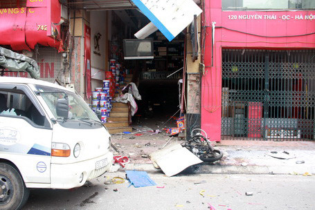 Cả cửa hàng bên cạnh tiệm vàng Hoàng Tín cũng bị ảnh hưởng nghiêm trọng (Ảnh: Thế Nam - Phong Nguyên)