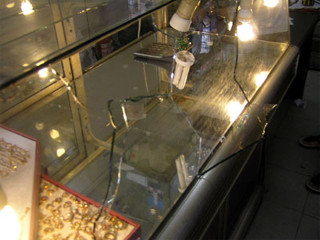 Trước đó, sáng 22/3/2011, một vụ nổ cũng đã xảy ra tại cửa hàng vàng bạc Hùng Tâm ở tổ 42 phường Vinh Tân (TP. Yên Bái, tỉnh Yên Bái). Chị Phạm Thị Hương (SN 1992, là người giúp việc của cửa hàng) cho biết khi chị vừa mở cửa hàng thì một tiếng nổ lớn vang lên. Rất may, chị Hương đã không bị thương vì ở phía trong cánh cửa. Tài sản của cửa hàng không hư hại nhiều. (Ảnh: vietbao.vn)