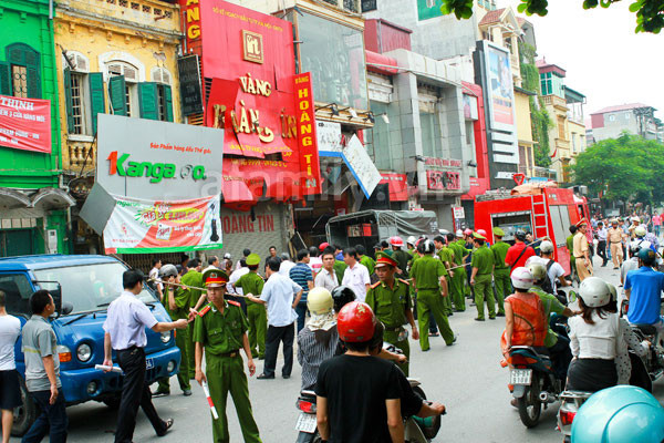 Mới đây nhất là vụ nổ xảy ra vào trưa 21/6/2012 tại cửa hàng vàng Hoàng Tín số 124 phố Nguyễn Thái Học. Vụ nổ đã khiến ít nhất 11 người bị thương phải cấp cứu trong bệnh viện Xanh - Pôn (HN). Ngay sau đó, lực lượng công an đã có mặt kịp thời để xử lý vụ việc. Vụ việc xảy ra vào giờ tan sở buổi trưa thu hút sự chú ý của nhiều người khiến một đoạn đường dài bị tắc nghẽn. (Ảnh: dantri.com.vn)