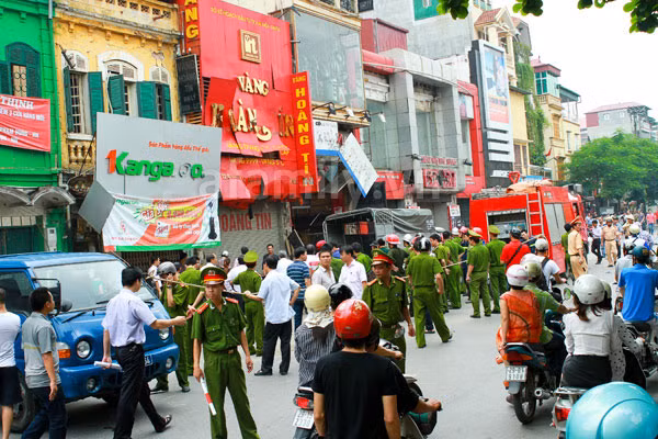 Mới đây nhất là vụ nổ xảy ra vào trưa 21/6/2012 tại cửa hàng vàng Hoàng Tín số 124 phố Nguyễn Thái Học. Vụ nổ đã khiến ít nhất 11 người bị thương phải cấp cứu trong bệnh viện Xanh - Pôn (HN). Ngay sau đó, lực lượng công an đã có mặt kịp thời để xử lý vụ việc. Vụ việc xảy ra vào giờ tan sở buổi trưa thu hút sự chú ý của nhiều người khiến một đoạn đường dài bị tắc nghẽn. (Ảnh: dantri.com.vn)