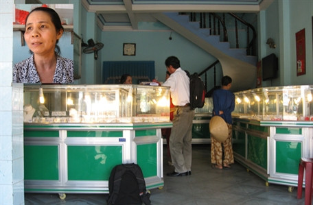 Theo bà Cảnh, tiệm vàng Anh Thế đã từng bị đột nhập vào ngày 7/11/2010 thiệt hại lên đến gần 5 tỷ đồng nhưng đến nay vẫn chưa bắt được thủ phạm. Hiện, cơ quan công an tỉnh Khánh Hòa tiếp tục điều tra làm rõ.