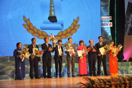 Đồng chí Nguyễn Sinh Hùng và đồng chí Đinh Thế Huynh trao giải cho các tác giả có tác phẩm đạt giải A (Ảnh: Vnmedia.vn) Đồng chí Nguyễn Sinh Hùng và đồng chí Đinh Thế Huynh trao giải cho các tác giả có tác phẩm đạt giải A (Ảnh: Vnmedia.vn)