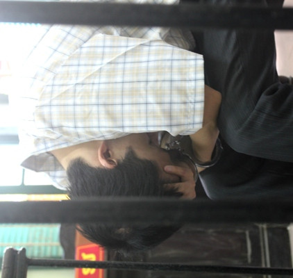 Nguyễn Ngọc Lượng chỉ biết cúi đầu chờ phán xét của HĐXX Nguyễn Ngọc Lượng chỉ biết cúi đầu chờ phán xét của HĐXX