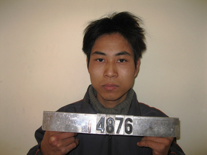 Ngày 29/3/2011, Công an TP. Yên Bái đã khởi tố bị can, bắt và khám xét khẩn cấp nơi ở của Đinh Đăng Thông (SN 1984, ở thôn Văn Quỳ, xã Văn Tiến, TP. Yên Bái, tỉnh Yên Bái) về hành vi “cưỡng đoạt tài sản”. Thông chính là thủ phạm gây ra vụ nổ tại của hàng vàng bạc Hùng Tâm vào sáng 22/3/2011 trước đó. (Ảnh: Tuệ Lâm)