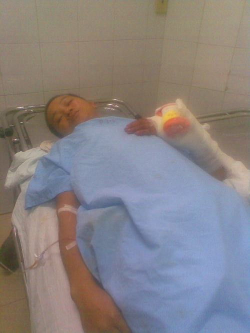 Hình ảnh anh Việt nằm ở Bệnh viện Việt Đức, Hà Nội.