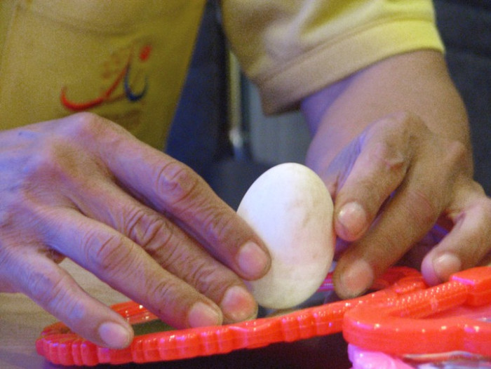 và trên mặt gương nằm nghiêng. và trên mặt gương nằm nghiêng.