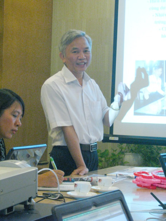 Phát biểu ý kiến về ý kiến trên của ông Sơn Hà, tiến sĩ Vũ Thế Khanh, Giám đốc Liên hiệp Khoa học công nghệ Tin học ứng dụng cho biết, việc sử dụng hiện tượng “trứng đũa” trong tìm hài cốt liệt sĩ từ trước tới nay là có thực. Tuy nhiên, hiện tượng này chỉ được coi là phép thử gần như cuối cùng khi nhà ngoại cảm dùng nhiều phương pháp khác. Bên cạnh đó, khi áp dụng hiện tượng này, nhà ngoại cảm để người nhà liệt sĩ tự thực hiện, cộng thêm tâm niệm của người nhà liệt sĩ luôn là “nếu đúng dưới đất là liệt sĩ, thì trứng đứng; nếu không thì trứng đổ”, do đó, họ khách quan hoàn toàn khi thực hiện. Bên cạnh đó, ở môi trường tự nhiên, có nhiều lực bên ngoài tác động, khó lòng người nhà liệt sĩ có thể dựng thành công trứng. Do vậy, nếu trứng đứng được, có thể do một lực tâm linh nào đó tác động. Và việc dựng trứng trên đầu đũa để xác định hài cốt liệt sĩ là có cơ sở. Phát biểu ý kiến về ý kiến trên của ông Sơn Hà, tiến sĩ Vũ Thế Khanh, Giám đốc Liên hiệp Khoa học công nghệ Tin học ứng dụng cho biết, việc sử dụng hiện tượng “trứng đũa” trong tìm hài cốt liệt sĩ từ trước tới nay là có thực. Tuy nhiên, hiện tượng này chỉ được coi là phép thử gần như cuối cùng khi nhà ngoại cảm dùng nhiều phương pháp khác. Bên cạnh đó, khi áp dụng hiện tượng này, nhà ngoại cảm để người nhà liệt sĩ tự thực hiện, cộng thêm tâm niệm của người nhà liệt sĩ luôn là “nếu đúng dưới đất là liệt sĩ, thì trứng đứng; nếu không thì trứng đổ”, do đó, họ khách quan hoàn toàn khi thực hiện. Bên cạnh đó, ở môi trường tự nhiên, có nhiều lực bên ngoài tác động, khó lòng người nhà liệt sĩ có thể dựng thành công trứng. Do vậy, nếu trứng đứng được, có thể do một lực tâm linh nào đó tác động. Và việc dựng trứng trên đầu đũa để xác định hài cốt liệt sĩ là có cơ sở.