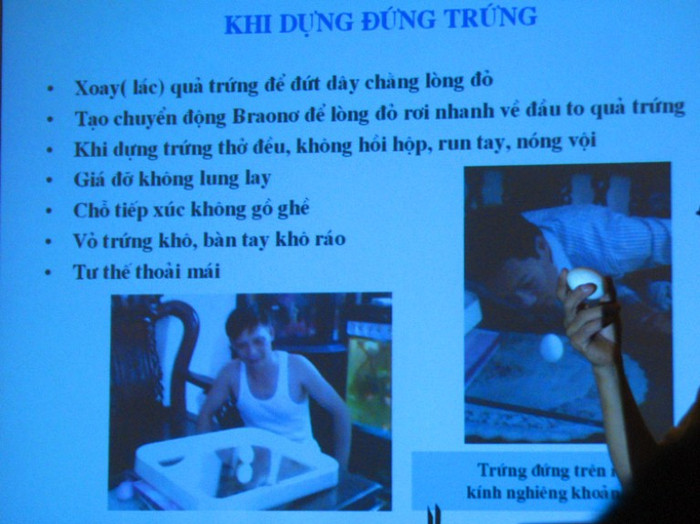 Ngược lại, theo ông Đỗ Sơn Hà, quả trứng hoàn toàn có thể đứng được trên cây đũa nếu người dựng trứng nắm được những quy luật vật lý và toán học của quả trứng. Ngược lại, theo ông Đỗ Sơn Hà, quả trứng hoàn toàn có thể đứng được trên cây đũa nếu người dựng trứng nắm được những quy luật vật lý và toán học của quả trứng.