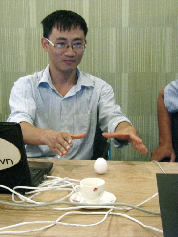 Ngay sau đó, nhiều người có mặt tại cuộc khảo nghiệm... Đây là một trong nhiều phóng viên theo dõi khảo nghiệm và đã thực hành thành công dựng đứng quả trứng. Ngay sau đó, nhiều người có mặt tại cuộc khảo nghiệm... Đây là một trong nhiều phóng viên theo dõi khảo nghiệm và đã thực hành thành công dựng đứng quả trứng.