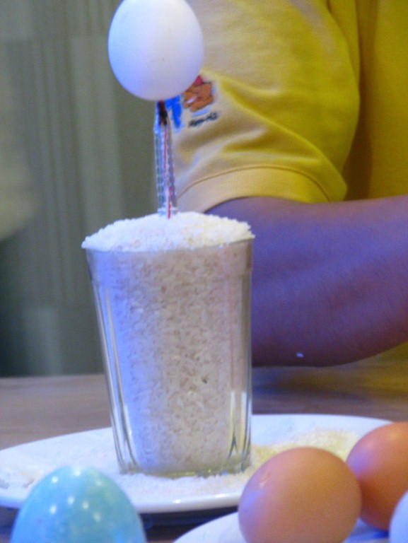 Để minh chứng cho luận điểm trên, ông Sơn Hà đã thực hành dựng đứng quả trứng trên đầu bút bi... Để minh chứng cho luận điểm trên, ông Sơn Hà đã thực hành dựng đứng quả trứng trên đầu bút bi...