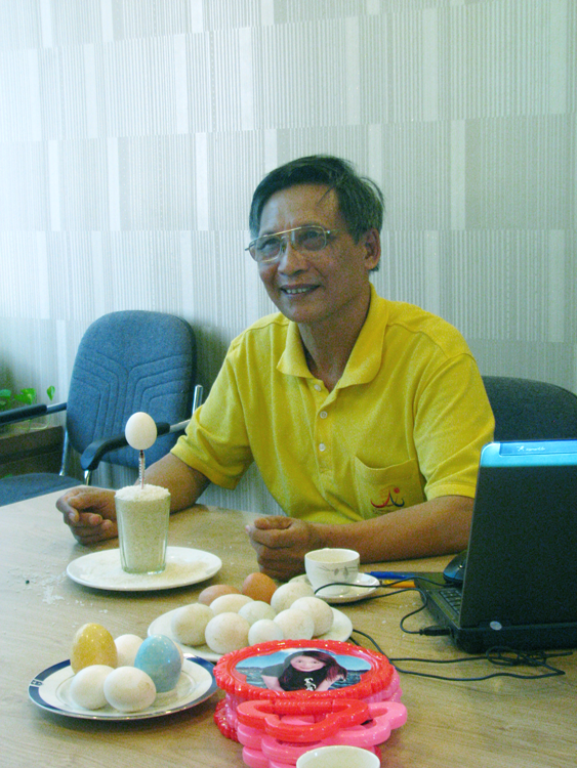 Tại cuộc khảo nghiệm này, ông Đỗ Sơn Hà khẳng định, trước đây, nhà nghiên cứu Nguyễn Phúc Giác Hải từng “phủ nhận sạch trơn” rằng, hiện tượng quả trứng đứng được trên cây đũa chỉ có người Việt Nam làm được là sai hoàn toàn. Tại cuộc khảo nghiệm này, ông Đỗ Sơn Hà khẳng định, trước đây, nhà nghiên cứu Nguyễn Phúc Giác Hải từng “phủ nhận sạch trơn” rằng, hiện tượng quả trứng đứng được trên cây đũa chỉ có người Việt Nam làm được là sai hoàn toàn.