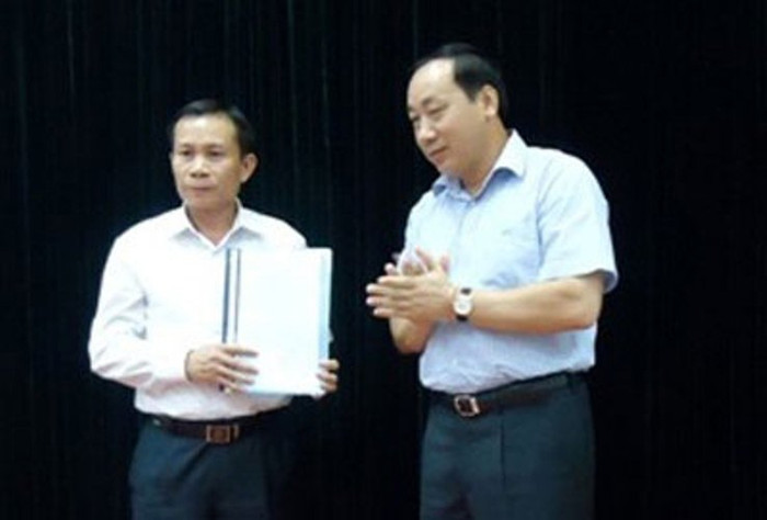 “Phần việc còn lại là của cơ quan chức năng. Trong ngày hôm nay, Cục chưa được cơ quan chức năng thông báo gì cả. Việc úy lạo các cán bộ, nhân viên trong ngành hàng hải, chúng tôi đã làm từ mấy tháng trước”. (ảnh: Ông Đỗ Hồng Thái đứng bên trái ảnh).