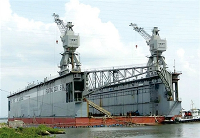 Mua ụ nổi về là để làm vào việc này. Không hiểu sao, sau này Vinalines không muốn đưa ụ nổi- một dự án chiến lược và hiệu quả vào sử dụng. (ảnh: Ụ nổi No83M).