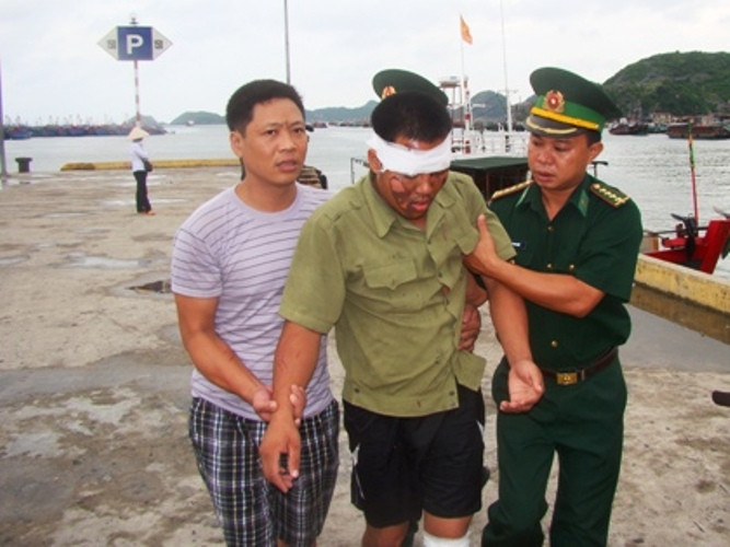 Một trong số thuyền viên may mắn thoát chết trong vụ đắm tàu ĐN 2222. Một trong số thuyền viên may mắn thoát chết trong vụ đắm tàu ĐN 2222.