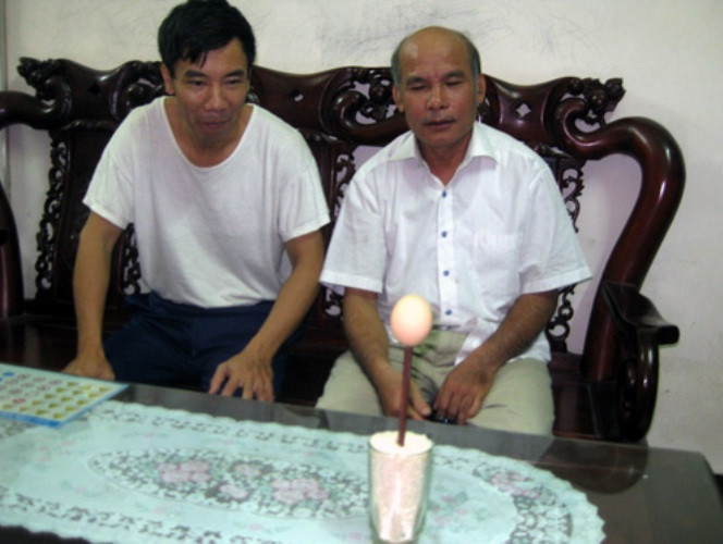 Mời bạn bè đến chứng kiến cảnh dựng trứng trên đầu đũa.